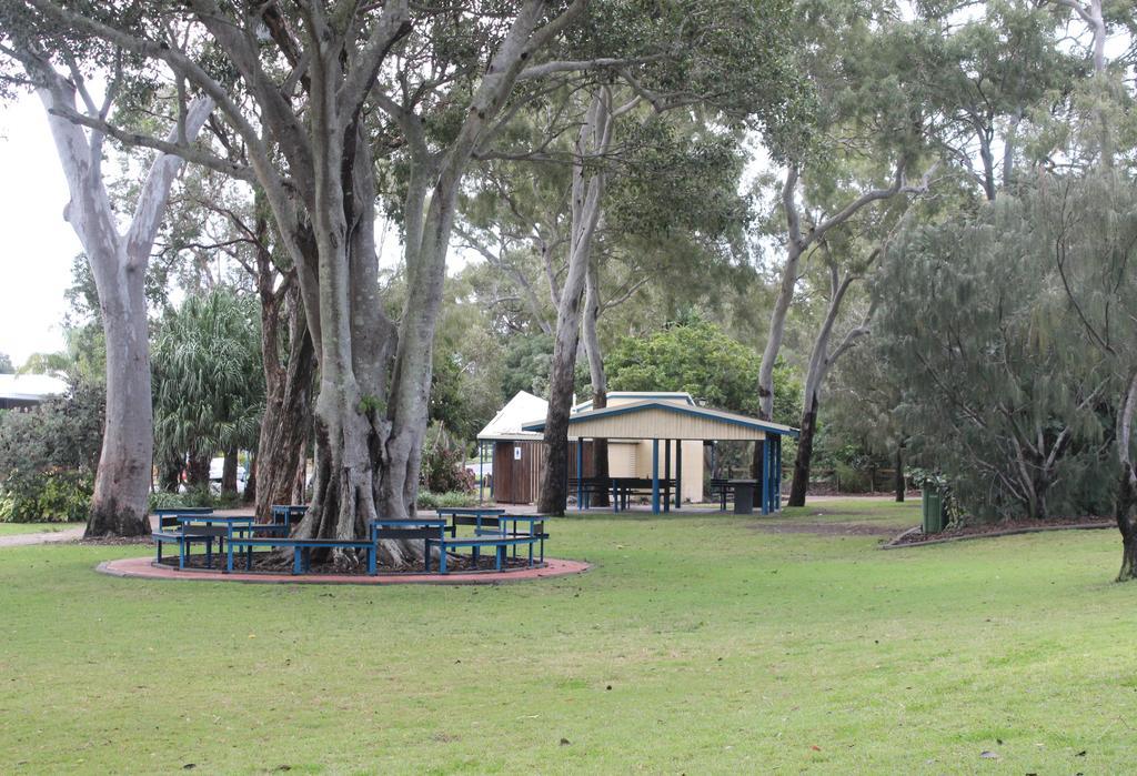 Five 3 Five Aparthotel Urangan Exterior photo
