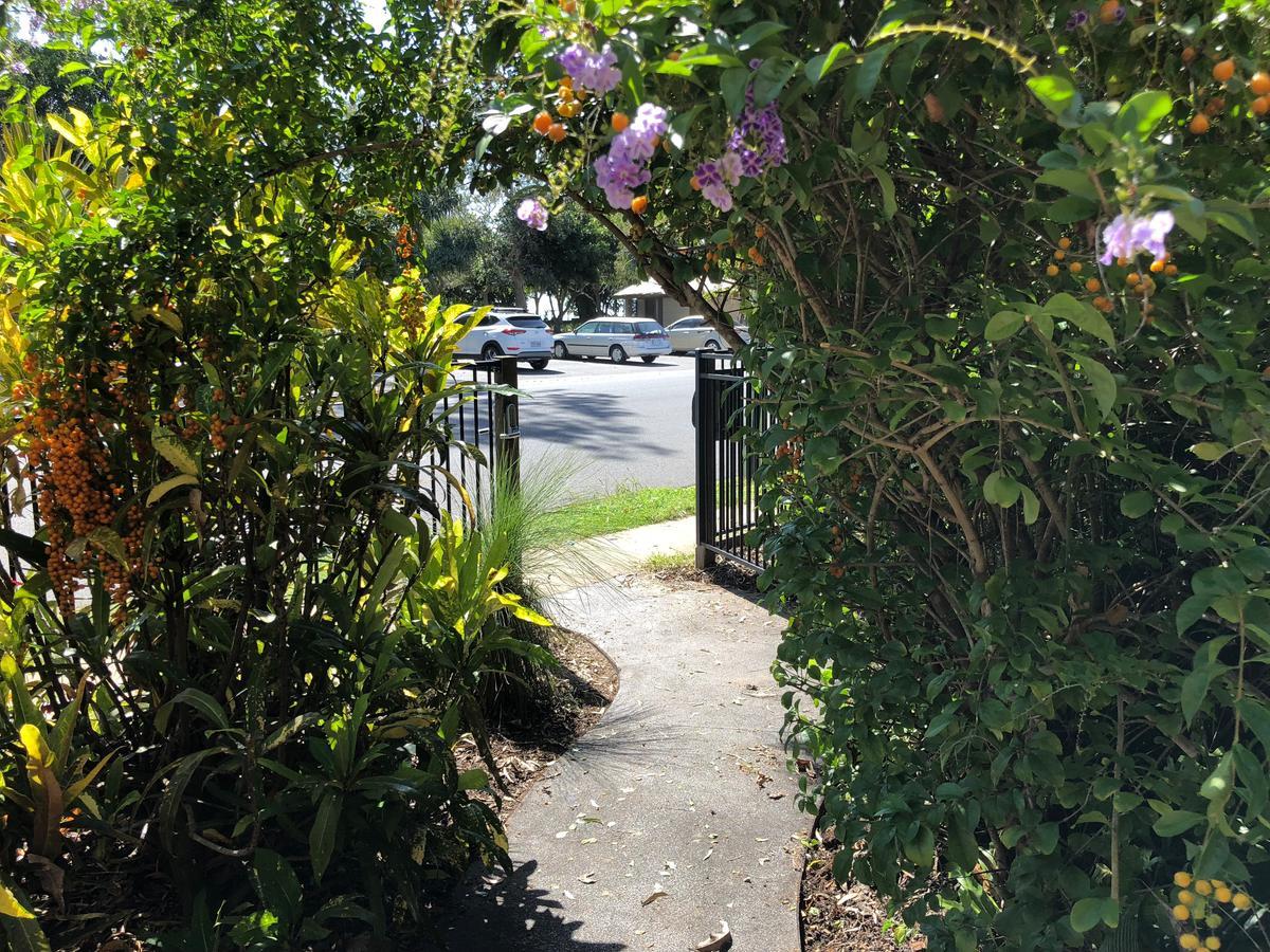 Five 3 Five Aparthotel Urangan Exterior photo