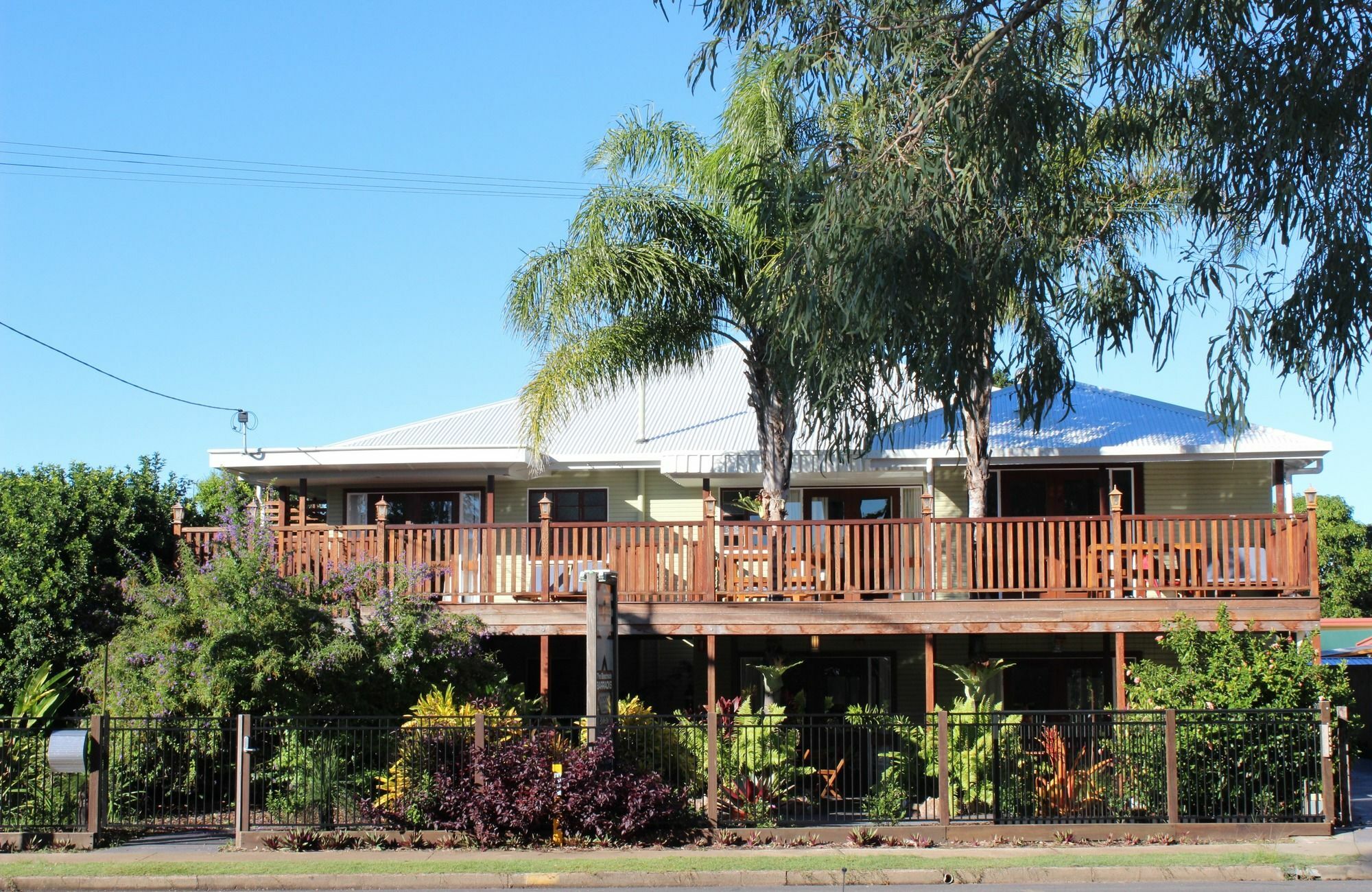 Five 3 Five Aparthotel Urangan Exterior photo